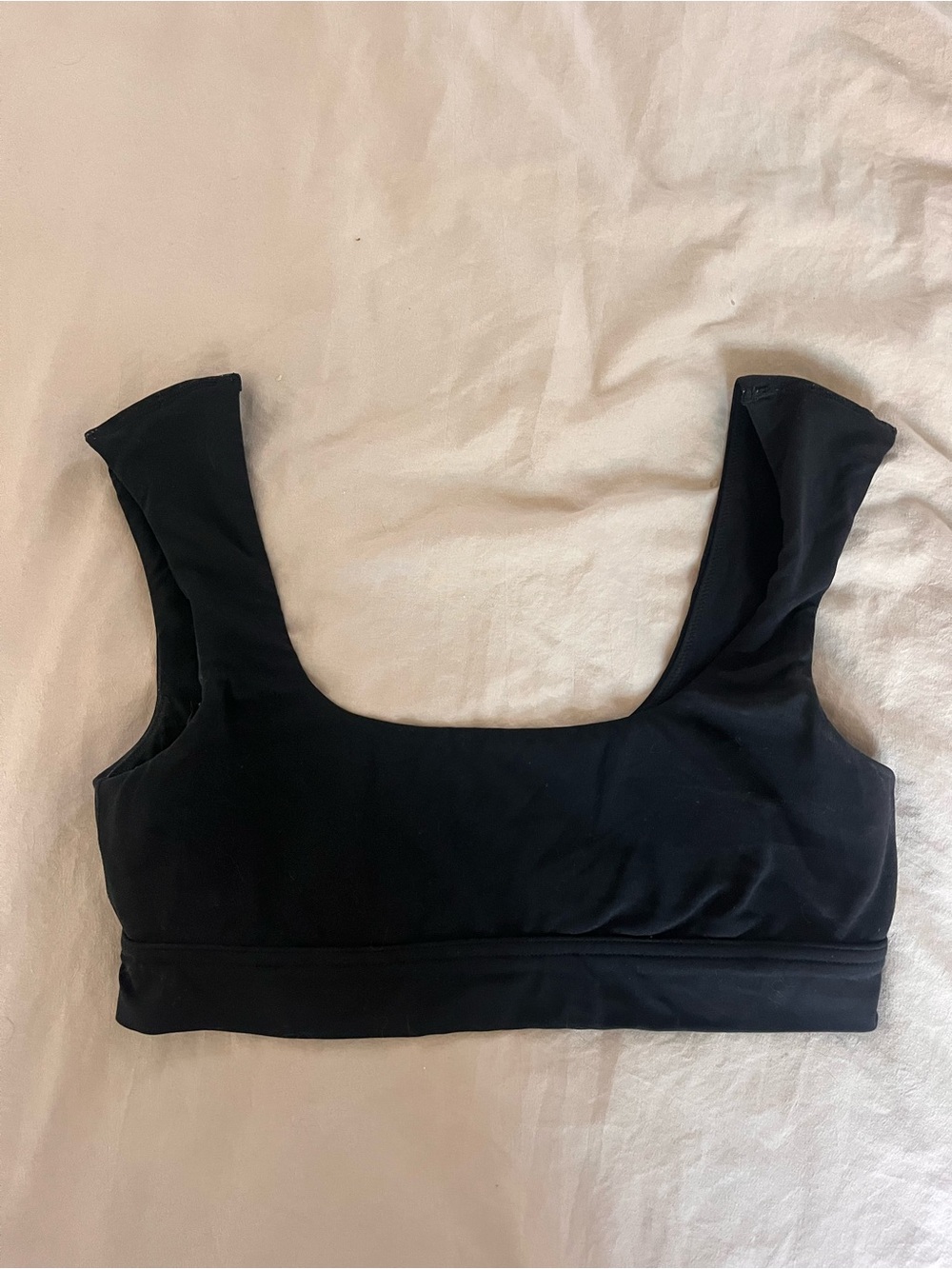 Black Scoop-Neck sports bra with shoulder caps
